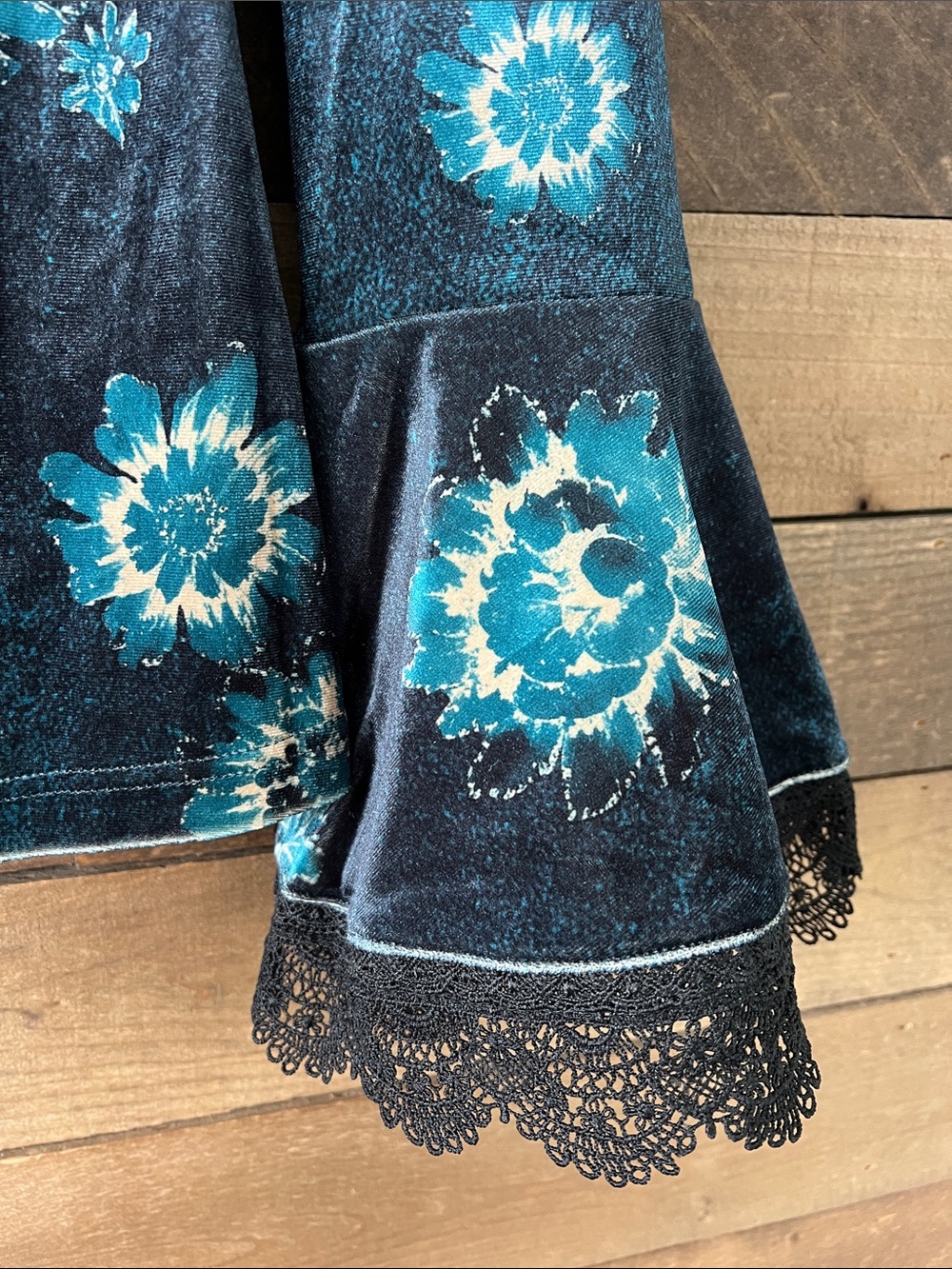 NWT FuTario Women's Teal Bell Sleeve Blouse Lace Hem Velvet Size Large - Picture 4 of 9